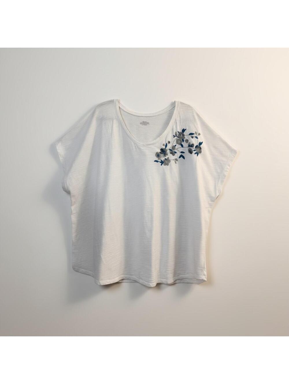 Lane Bryant White Embroidered Floral Top Size 26/28 Plus Size Tee